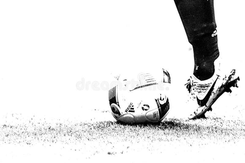 Bola de Adidas e sapata do futebol do nike fotos de stock Bola de Adidas e sapata do futebol do nike fotos de stock