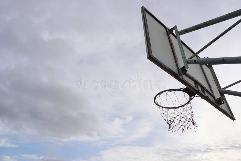 Bola de basquete com nuvens no céu imagens de stock