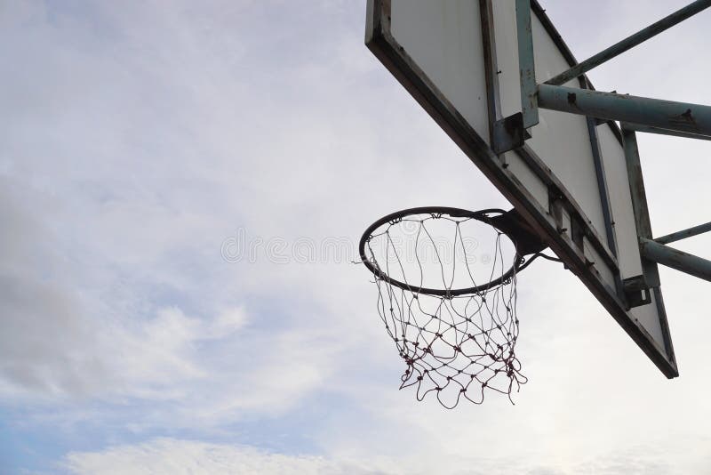 Bola de basquete com nuvens no céu foto de stock