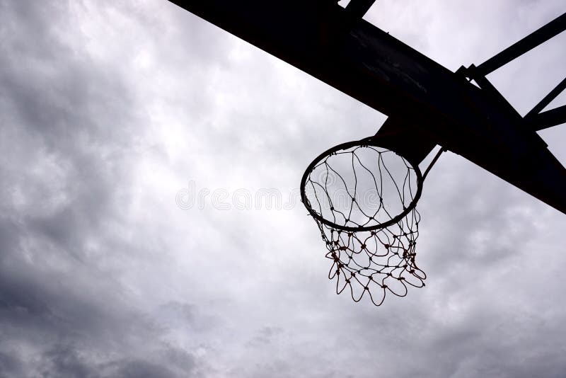Bola de basquete com nuvens no céu imagens de stock