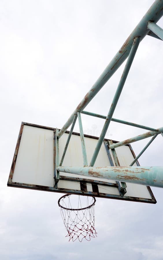 Bola de basquete com nuvens no céu fotografia de stock