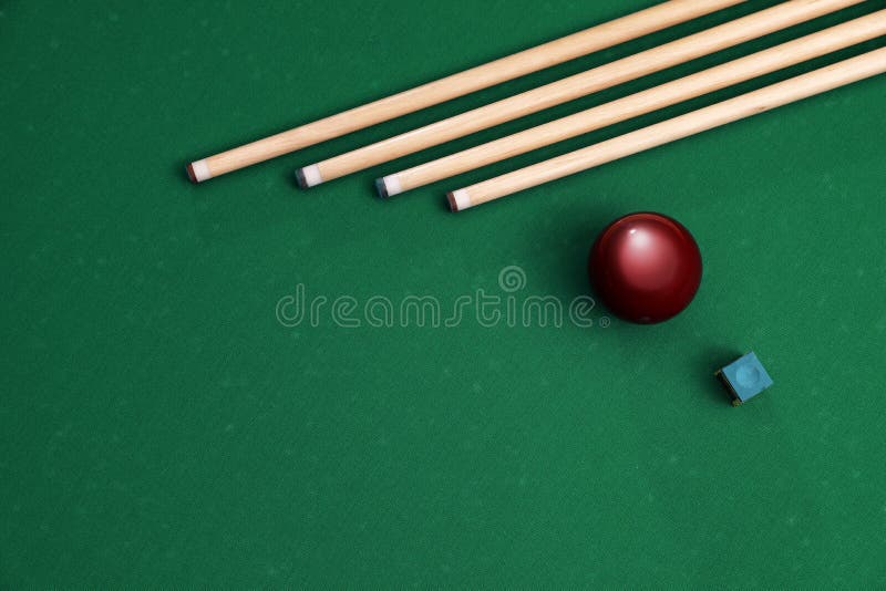 Bolas De Bilhar Coloridas Numa Mesa Verde. Jogo De Bilhar Em Um Bar.  Snooker Foto de Stock - Imagem de esfera, verde: 250005680