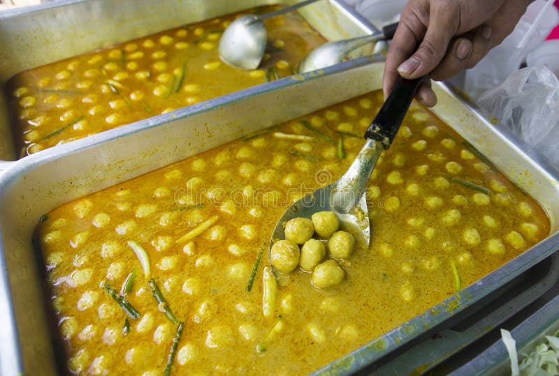 Bola De Carne Na Sopa Picante Do Leite De Coco Imagem de Stock - Imagem de  cebola, coco: 44633455