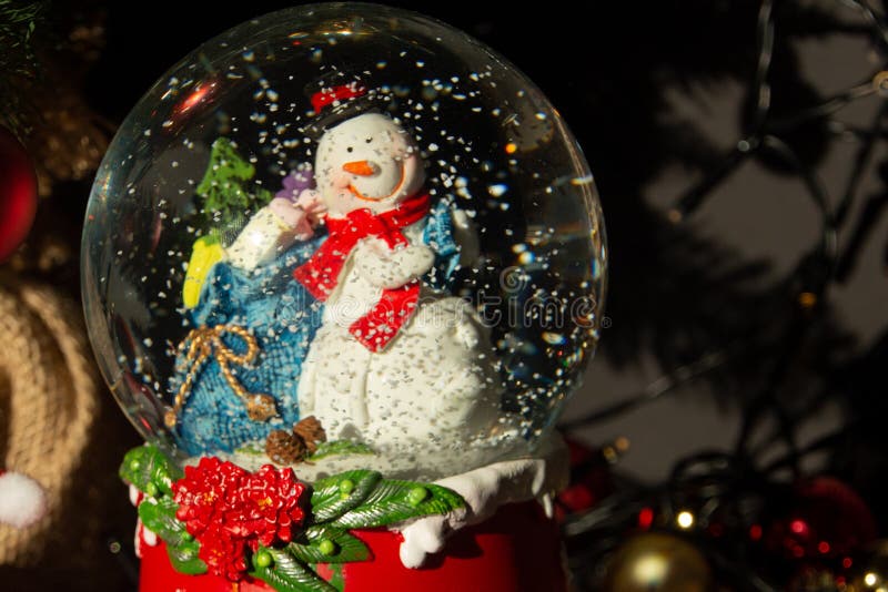Bola De Cristal Com Boneco De Neve Dentro, Que Significa Natal Foto de  Stock - Imagem de luzes, evento: 204461028