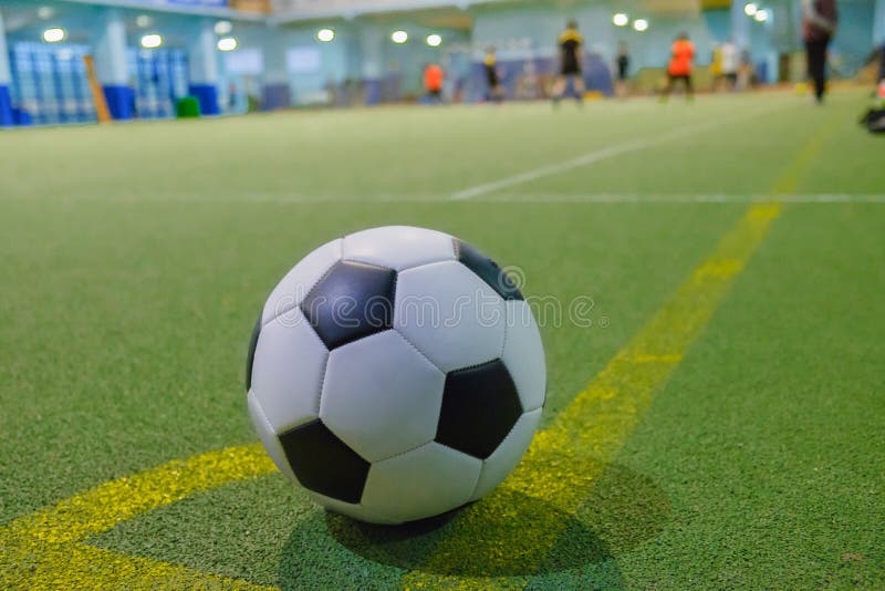 Bola de futebol em uma linha do pontapé de canto em uma grama verde artificial foto de stock Bola de futebol em uma linha do pontapé de canto em uma grama verde artificial foto de stock