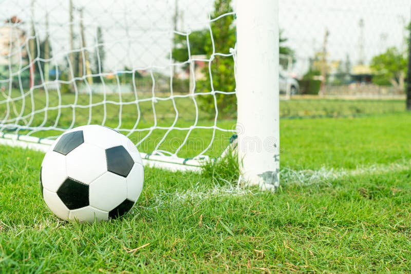 bola de futebol no centro de um campo de jogo 1430278 Foto de