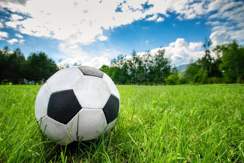 Bola De Futebol No Campo De Jogos Da Grama Verde Imagem de Stock