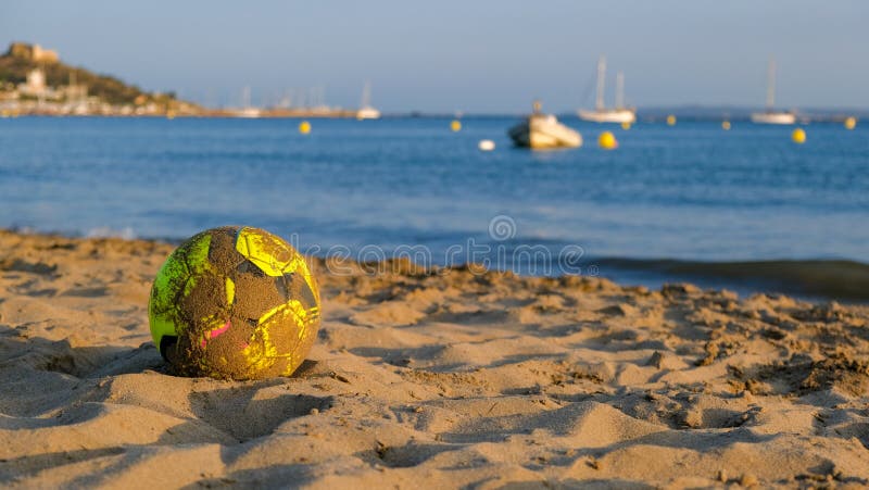 Jogador De Futebol Da Praia Na Ação Ângulo Largo Da Praia
