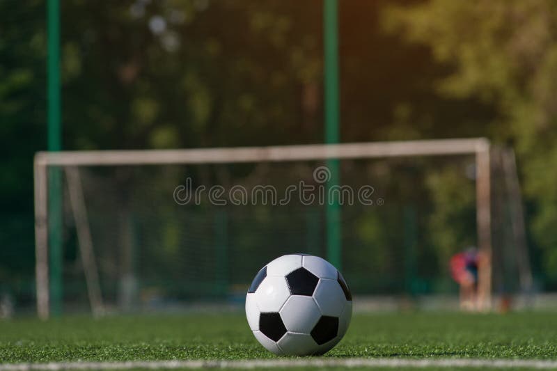 Bola De Futebol No Campo De Jogos Da Grama Verde Imagem de Stock