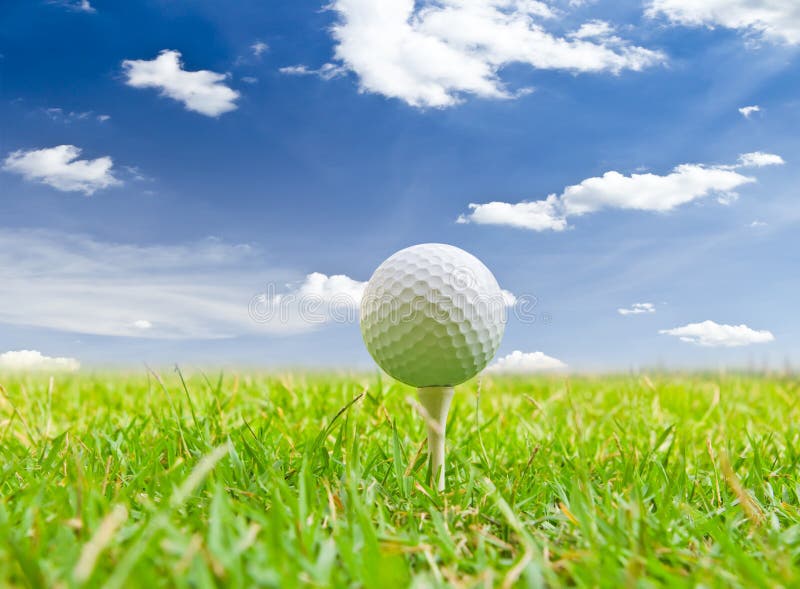 Bola de golfe e grama do T imagem de stock royalty free Bola de golfe e grama do T imagem de stock royalty free