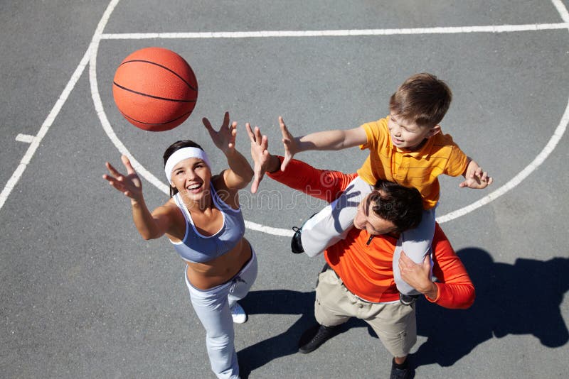 Esportivo Ensinando Garoto a Jogar Basquete Lá Fora Foto de Stock - Imagem  de atividade, objetivo: 216416036