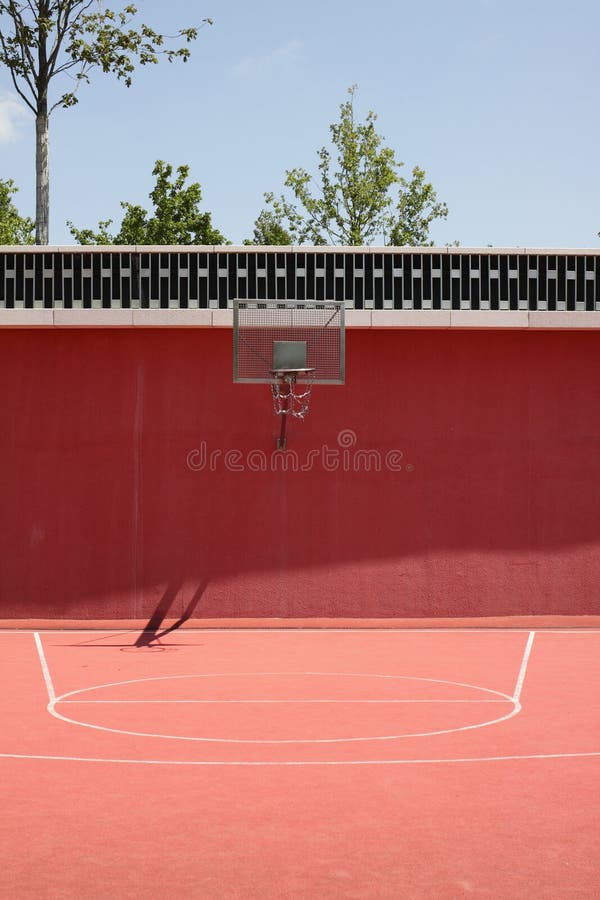 Bola de la calle en el patio rojo al aire libre del baloncesto fotografía de archivo Bola de la calle en el patio rojo al aire libre del baloncesto fotografía de archivo