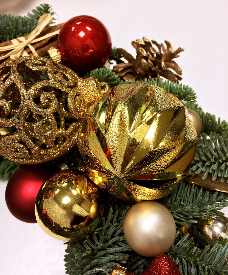 Bola De Natal Vermelha E Dourada, Cones De Pínus Dourados, Folhas De Ouro E  Brinquedos Na árvore De Natal Antecedentes De Natal Foto de Stock - Imagem  de vermelho, brilhante: 168471920