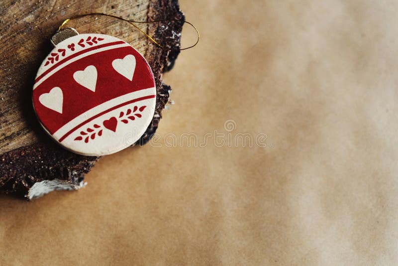 Bola de oro de madera brillante elegante hermosa con el modelo del corazón, c imágenes de archivo libres de regalías Bola de oro de madera brillante elegante hermosa con el modelo del corazón, c imágenes de archivo libres de regalías