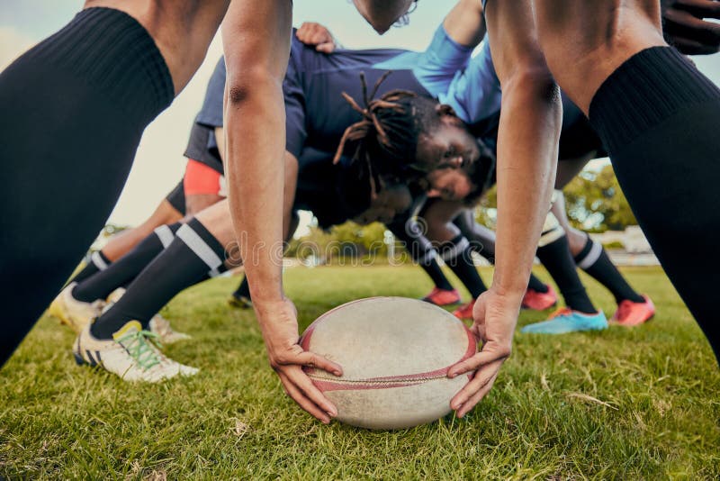 Hóquei esportivo e mulher em ação no campo com taco de hóquei pronto para  bater a bola no jogo exercício de fitness e atleta feminina jogando hóquei  em campo no estádio ao