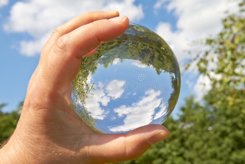 Jogos Carmesins Do Demônio Com Bola De Cristal Imagem de Stock