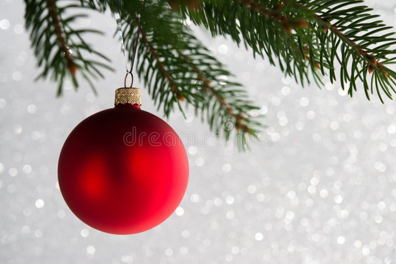 Bola decorativa vermelha na árvore do xmas no fundo do bokeh do brilho Cartão do Feliz Natal imagens de stock royalty free Bola decorativa vermelha na árvore do xmas no fundo do bokeh do brilho Cartão do Feliz Natal imagens de stock royalty free