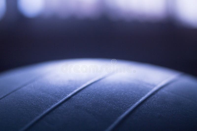Bola del ejercicio de los aeróbicos del gimnasio de Pilates imagenes de archivo Bola del ejercicio de los aeróbicos del gimnasio de Pilates imagenes de archivo