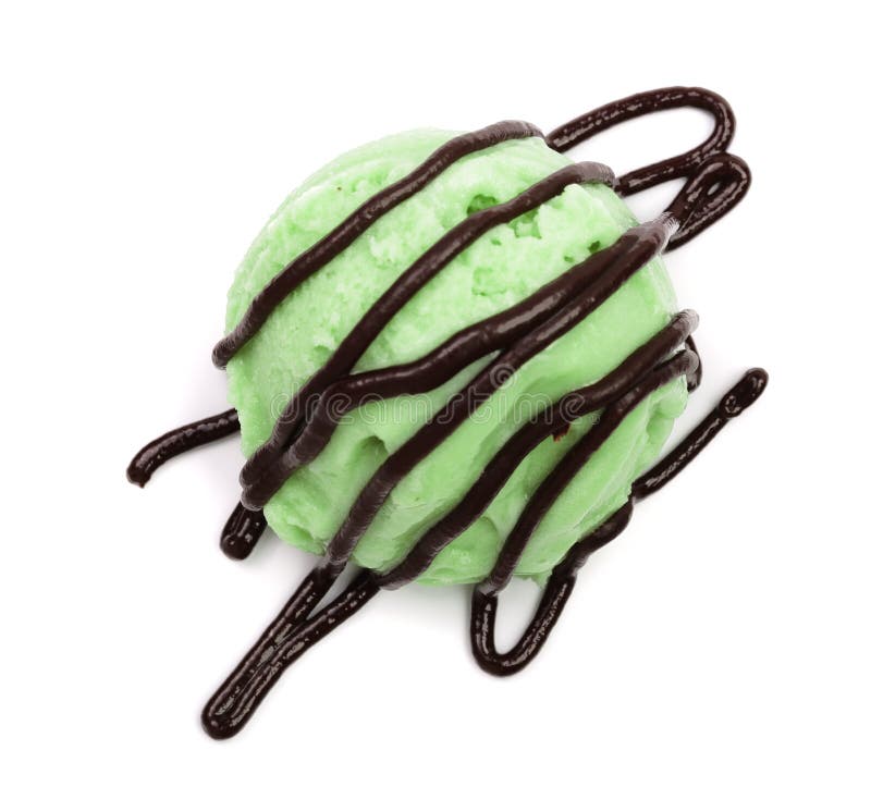 Bola del helado del té verde o del pistacho con el chocolate derretido aislado en el fondo blanco, visión superior imagen de archivo Bola del helado del té verde o del pistacho con el chocolate derretido aislado en el fondo blanco, visión superior imagen de archivo