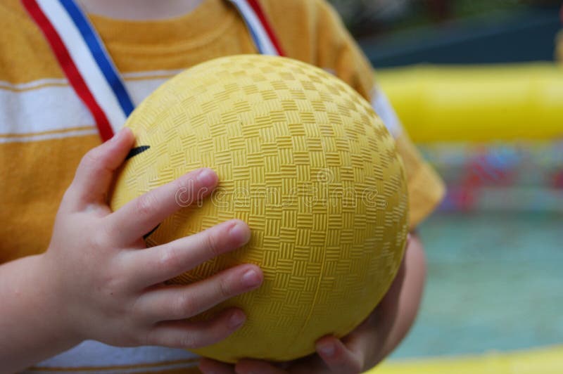 Download Bola del retroceso imagen de archivo. Imagen de risa, kickball - 180869