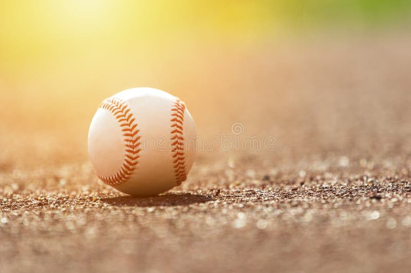 Bola Vermelha Branca Pequena Para Jogos Esportivos De Beisebol Em Fundo  Azul Imagem de Stock - Imagem de compita, pequeno: 213937763