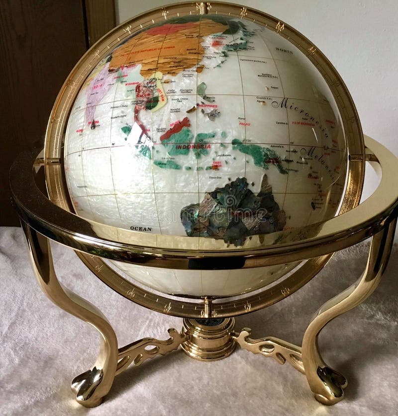 A bola do mundo é feita dos escudos imagem de stock A bola do mundo é feita dos escudos imagem de stock