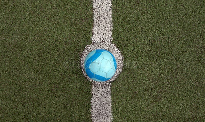 Bola de futebol no centro do campo no início do jogo
