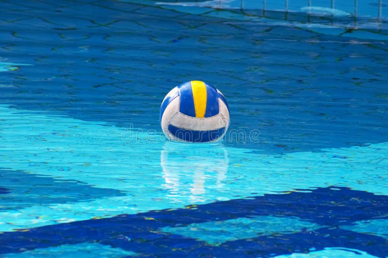 Bola en piscina foto de archivo Bola en piscina foto de archivo