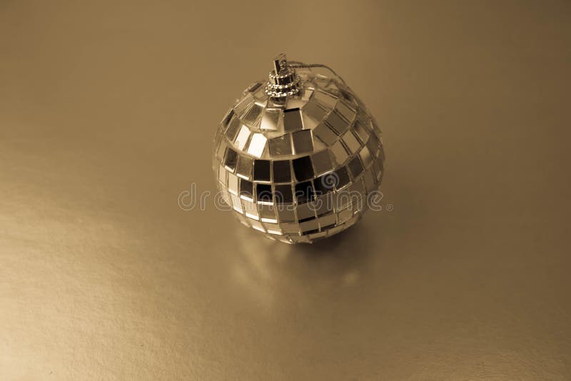 Bola festiva do Natal do xmas da bola musical de prata do disco do clube do espelho, brinquedo do Natal emplastrado em sparkles e foto de stock royalty free Bola festiva do Natal do xmas da bola musical de prata do disco do clube do espelho, brinquedo do Natal emplastrado em sparkles e foto de stock royalty free