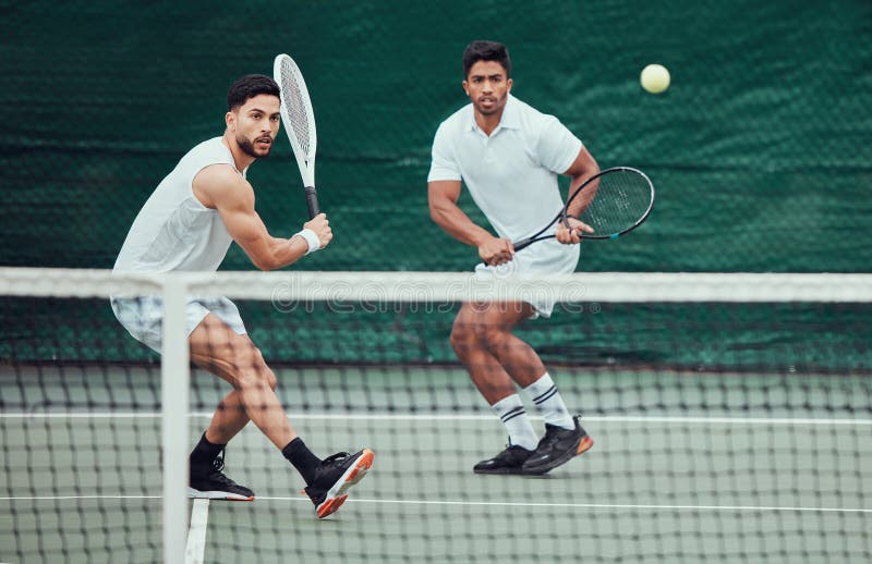 Homem de tênis e equipe está pronto em uma quadra para jogo e exercício com  bem-estar na índia atleta masculino juntos e competição de raquete com  aptidão para um desafio com um