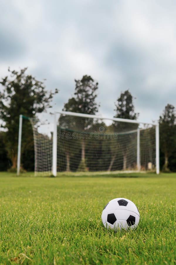 Posto De Futebol No Campo De Treino. Erva Desgastada Num Ponto De Guarda.  Fundo Do Tema Do Futebol Foto de Stock - Imagem de mola, futebol: 218400436