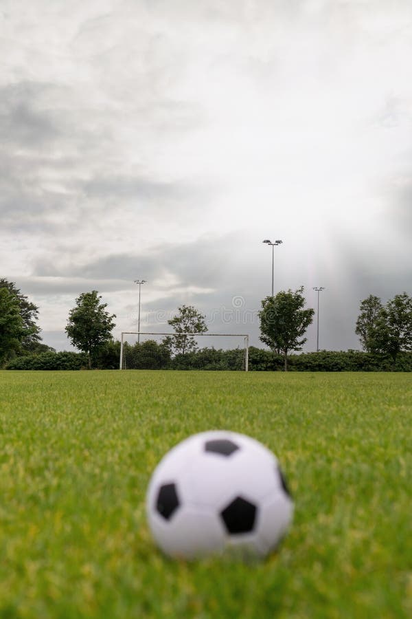 Posto De Futebol No Campo De Treino. Erva Desgastada Num Ponto De Guarda.  Fundo Do Tema Do Futebol Imagem de Stock - Imagem de fundo, futebol:  215376971