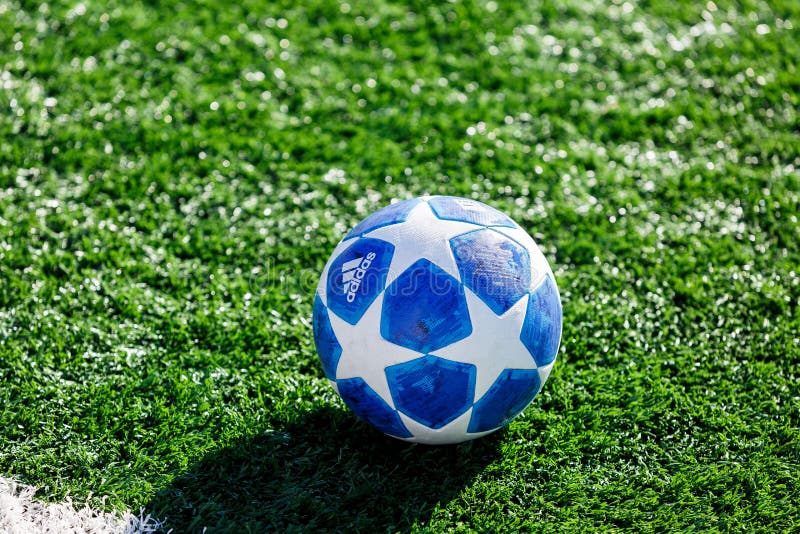 Bola oficial do fósforo do treinamento superior do final de Adidas da estação 2018/19 do UEFA Champions League na grama fotos de stock Bola oficial do fósforo do treinamento superior do final de Adidas da estação 2018/19 do UEFA Champions League na grama fotos de stock
