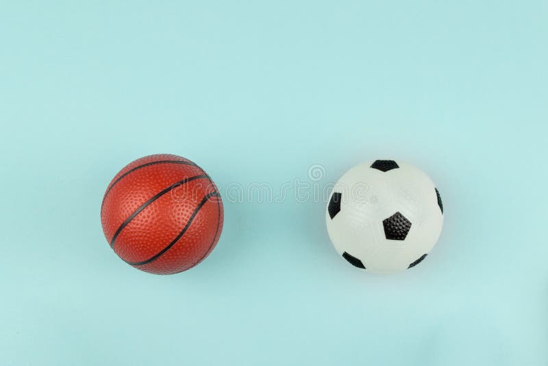 Bola Vermelha Branca Pequena Para Jogos Esportivos De Beisebol Em Fundo  Azul Imagem de Stock - Imagem de compita, pequeno: 213937763