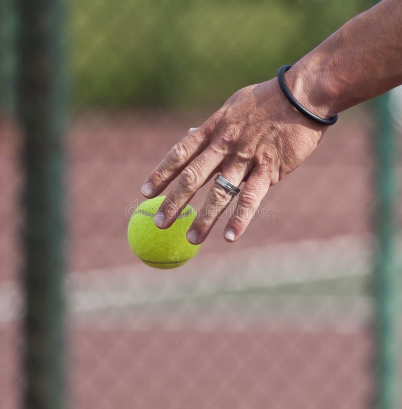 Bola que despide del jugador de tenis en corte foto de archivo libre de regalías Bola que despide del jugador de tenis en corte foto de archivo libre de regalías