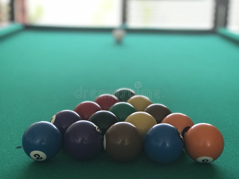 Bolas De Bilhar Coloridas Numa Mesa Verde. Jogo De Bilhar Em Um Bar.  Snooker Foto de Stock - Imagem de esfera, verde: 250005680