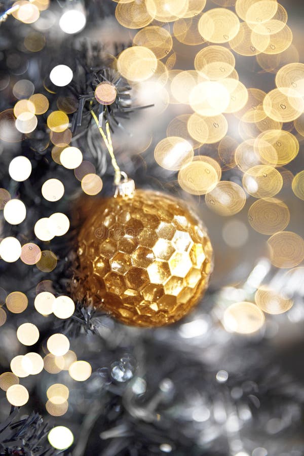 Bola textured brilhante dourada na árvore de Natal foto de stock Bola textured brilhante dourada na árvore de Natal foto de stock
