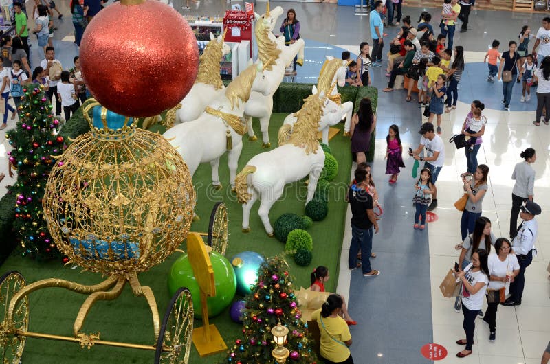 Bola vermelha do Natal acima da estátua do isopor dos cavalos brancos do unicórnio que puxam o transporte esférico dourado fotografia de stock Bola vermelha do Natal acima da estátua do isopor dos cavalos brancos do unicórnio que puxam o transporte esférico dourado fotografia de stock