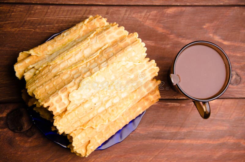 bolacha tubular waffles em placas de madeira Chocolate quente imagem de stock bolacha tubular waffles em placas de madeira Chocolate quente imagem de stock