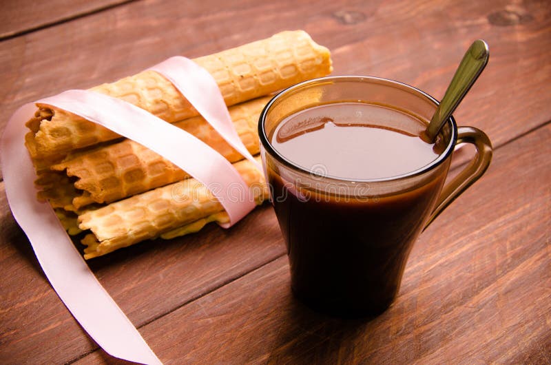 bolacha tubular waffles em placas de madeira Chocolate quente imagem de stock bolacha tubular waffles em placas de madeira Chocolate quente imagem de stock