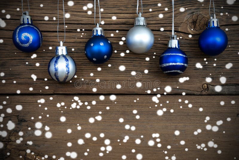 Bolas azules y de plata de la Navidad con nieve fotos de archivo Bolas azules y de plata de la Navidad con nieve fotos de archivo