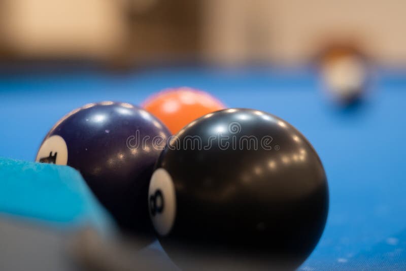 Bolas Billiard Multicoloridas Sobre Bolas Coloridas De Mesa Azuis Em Uma  Mesa Billiard Jogar Snooket Foto de Stock - Imagem de multicolorido,  vermelho: 266214158