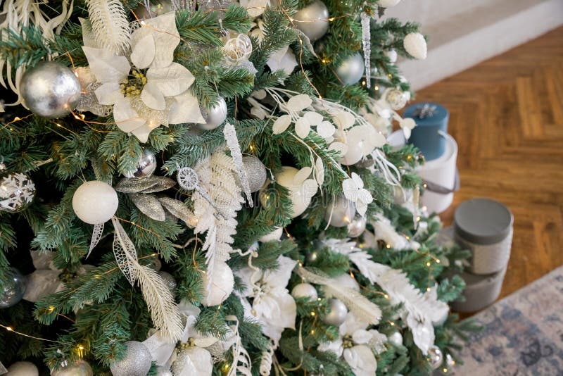 Bolas Blancas Plateadas En El árbol De Navidad En Heladas Artificiales. Año  Nuevo Y Atributo De Navidad Para Tarjetas De Felicitac Foto de archivo -  Imagen de brillante, casero: 229623908