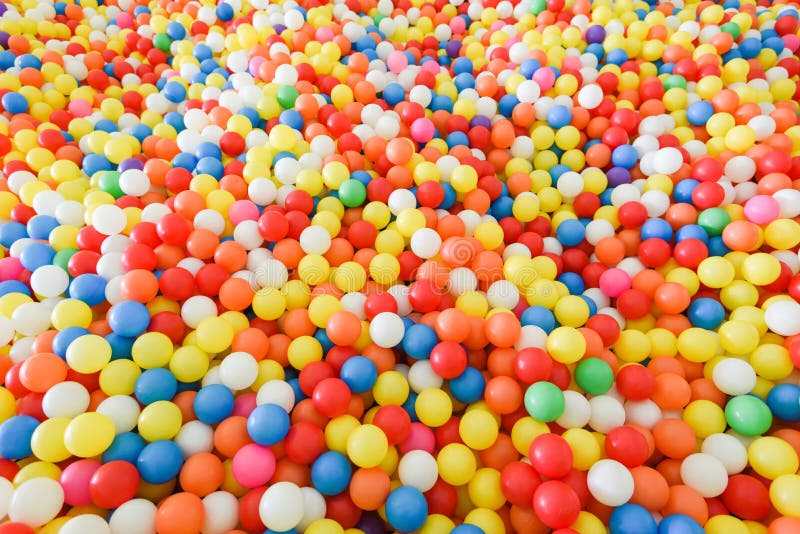 playground infantil coberto em parque de diversões com bolas coloridas para  brincar - dentro do lindo playground infantil bola de plástico colorido da  sala de jogos 4631053 Foto de stock no Vecteezy