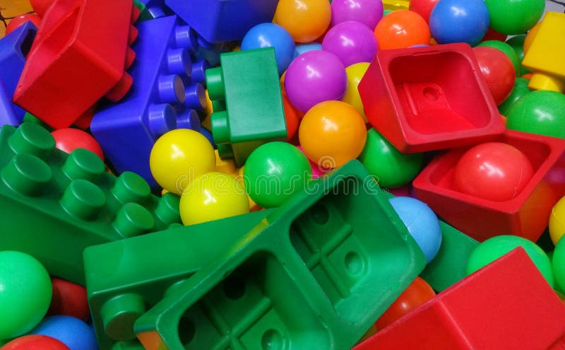 Bolas Coloridas Para O Jogo De Crianças No Campo De Jogos Foto de Stock -  Imagem de amarelo, jogo: 77048592