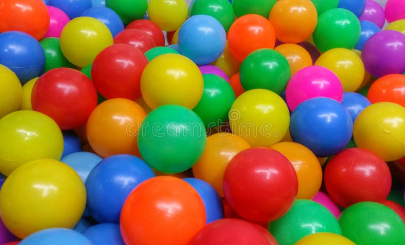 Bolas Coloridas Para O Jogo De Crianças No Campo De Jogos Foto de Stock -  Imagem de playground, esfera: 77048584