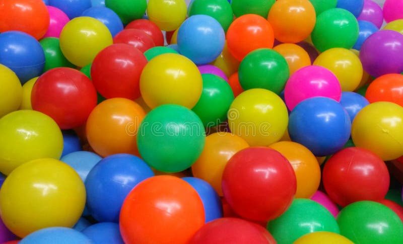 Bolas coloridas em um campo de jogo interno infantil