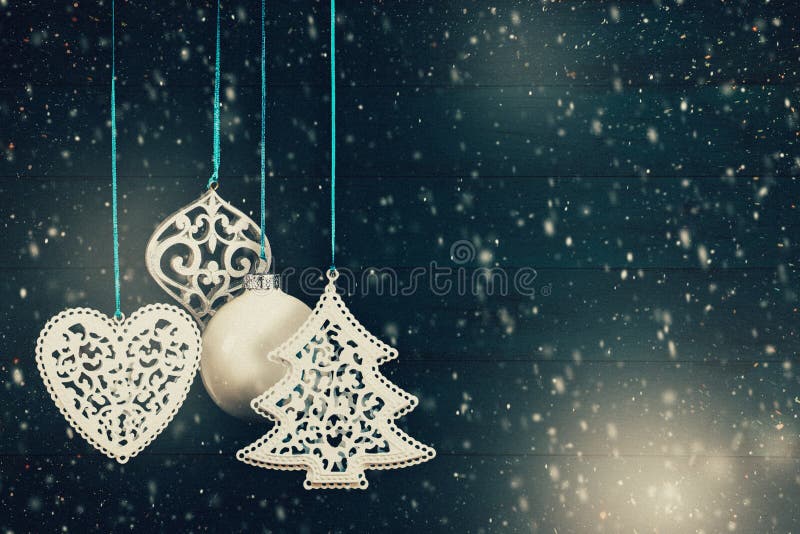 Bolas da árvore de Natal que penduram contra um fundo de madeira fotografia de stock royalty free Bolas da árvore de Natal que penduram contra um fundo de madeira fotografia de stock royalty free