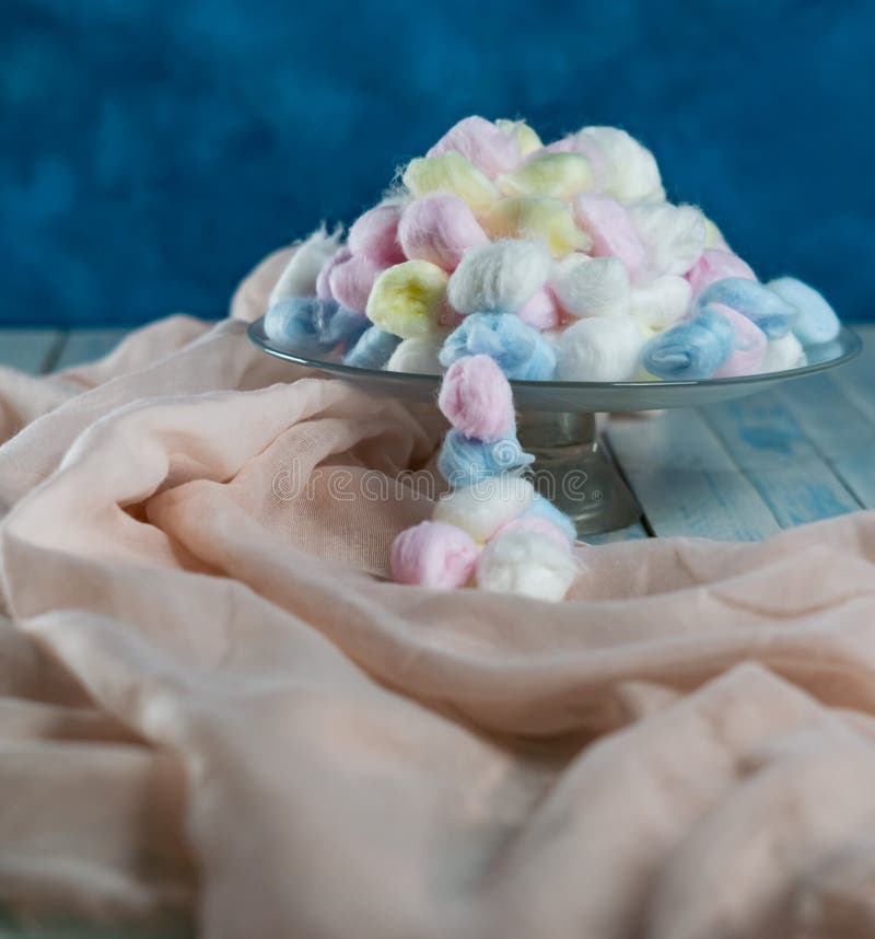 Bolas de algodão coloridas sobre fundo azul imagens de stock