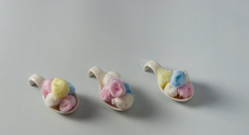 Bolas de algodão coloridas sobre fundo azul fotos de stock royalty free